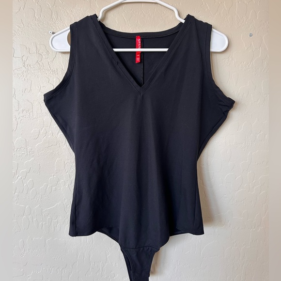 SPANX® Suit Yourself
V-Neck Tank Bodysuit Large - Picture 2 of 4